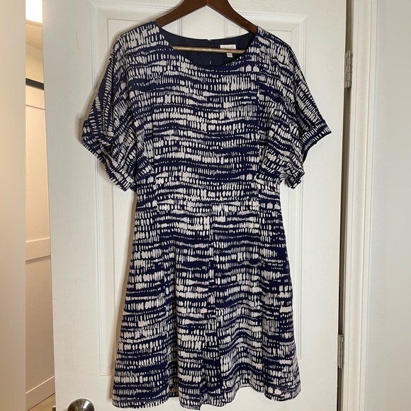 GARNET HILL Modern Short-Sleeve Silk Dress - SMALL - Picture 2 of 5